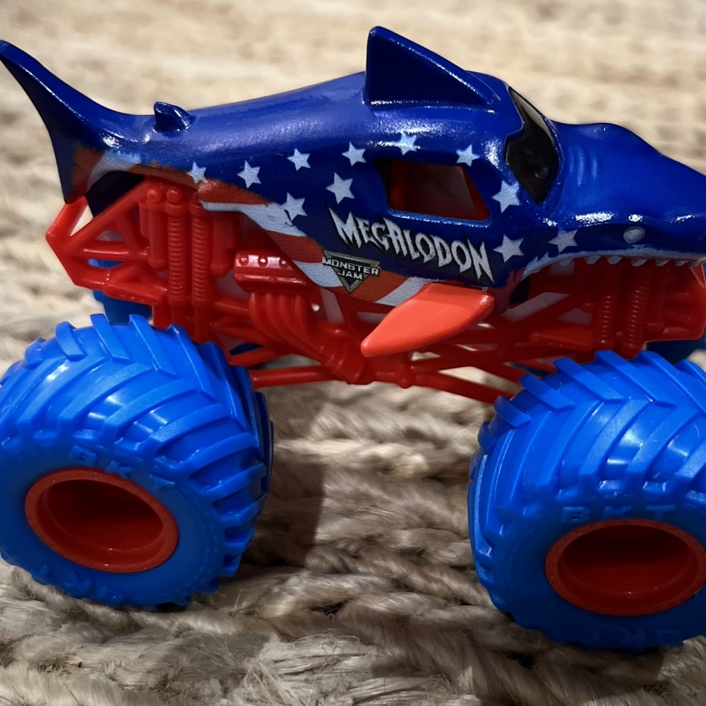 Monster JAM El Toro Loco vs Megalodon Toy Trucks STARS AND STRIPES - Picture 4 of 11
